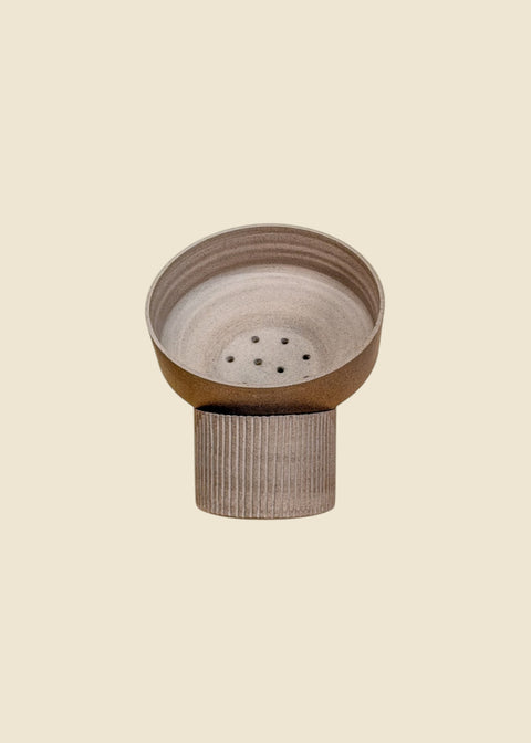 Pot avec réservoir par trois petits points