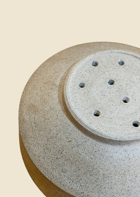 Pot avec réservoir par trois petits points